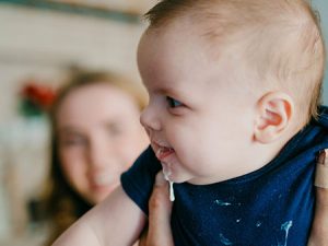علت بالا آوردن شیر پنیری در نوزاد چیست؟